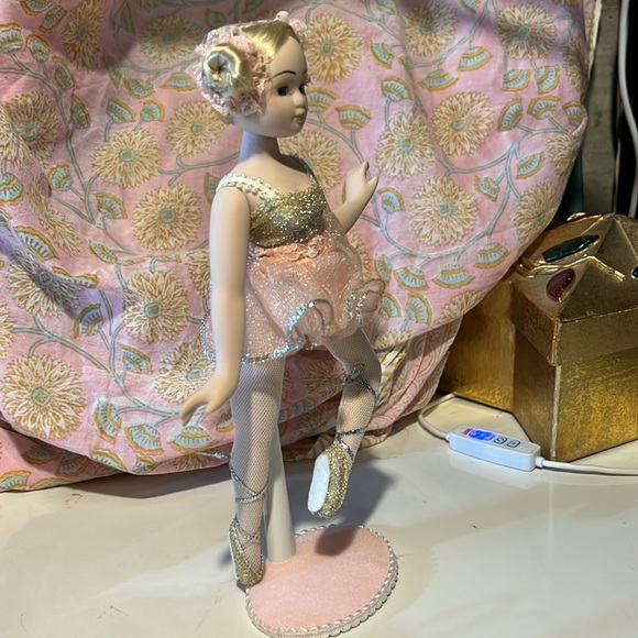 Collectable porcelain doll dancing - Picture 3 of 3